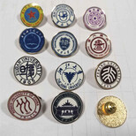 定制北京學(xué)校校慶胸章金銀紀(jì)念徽章定制